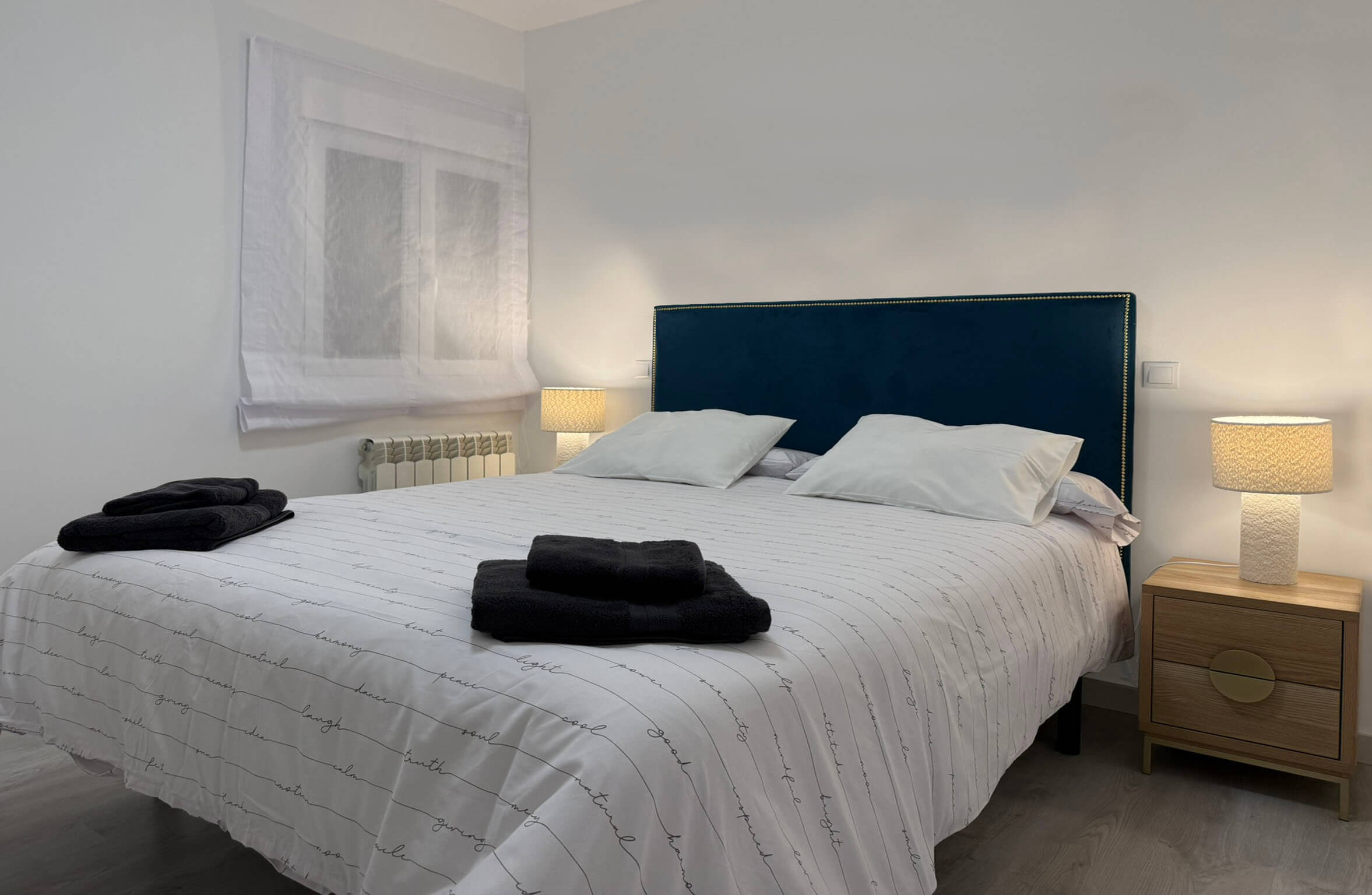 Dormitorio 2 cabecero azul marino